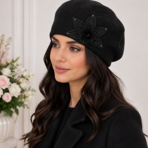 Caciula Swella cu floare aplicata,neagra