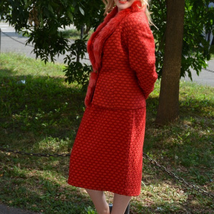 Costum elegant bej, gri, negru,rosu cu insertii de blanita - Img 3