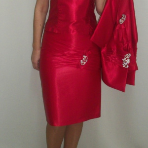 Costum elegant cu fusta scurta, din saten rosu, cu insertii argintii - Img 4