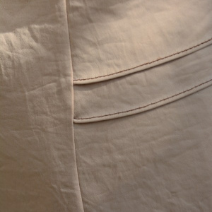Costum elegant , de culoare bej, dintr-un material rafinat - Img 2