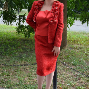 Costum rosu foarte elegant, cu fusta scurta si sacou cu maneci lungi - Img 7