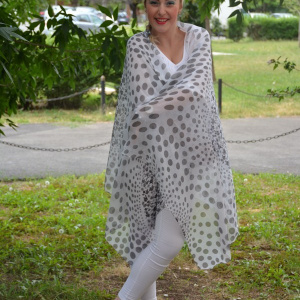Esarfa chic cu design de buline si flori gri aplicate pe material alb - Img 3