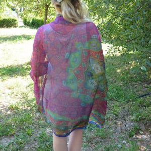 Esarfa deosebita cu design abstract multicolor pe fond roz aprins - Img 3