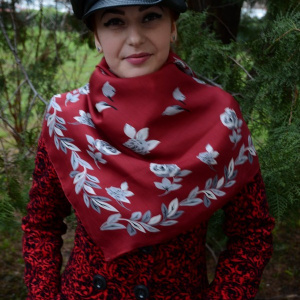 Esarfa deosebita, nuanta marsala, cu model de flori rafinate gri