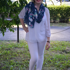 Esarfa fashion cu imprimeu pe fond bleumarin, material subtire - Img 6