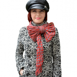Esarfa tinereasca, de culoare rosie, cu design de carouri mici - Img 1