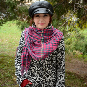Esarfa trendy de iarna, de culoare roz cu design de carouri gri - Img 4
