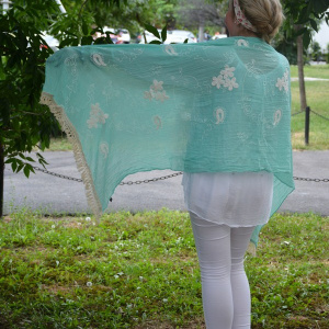 Esarfa turcoaz cu design broderie contrastanta si franjuri scurte - Img 2