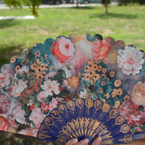 Evantai elegant cu design floral multicolor si maner din plastic - Img 3