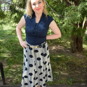 Fusta casual cu buline bleumarin pe fond alb, croiala evazata - Img 2