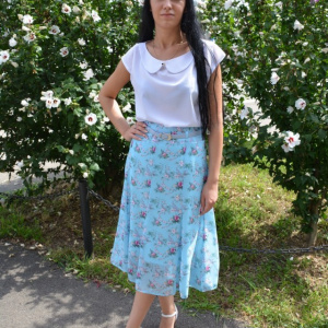 Fusta lejera, midi, nuanta de albastru, cu imprimeu floral multicolor - Img 3