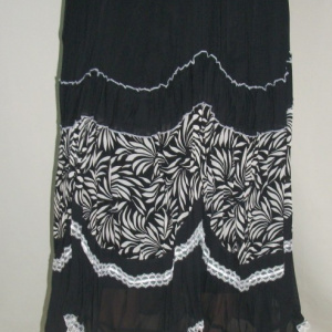 Fusta rafinata, negru-alb, cu aplicatii de dantela si design floral - Img 3
