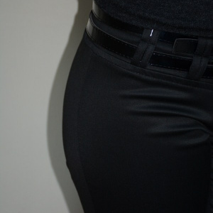 Pantalon deosebit, nuanta de negru, curea lucioasa - Img 7