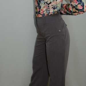Pantalon in nuanta de maro deschis, buzunare apretate atasate - Img 3