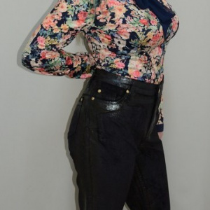 Pantalon in nuanta de negru, material usor lucios, buzunare - Img 6