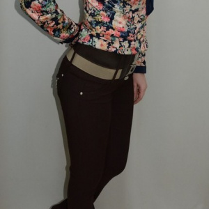 Pantalon tineresc, cu insertii de cusaturi, croiala moderna, nuanta maro - Img 3