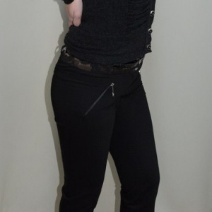 Pantalon usor elastic, nuanta de negru, betelie cu model - Img 3