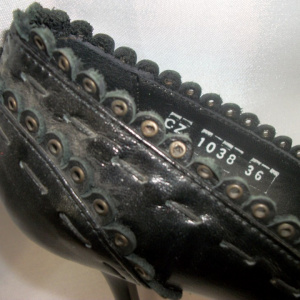 Pantof negru deosebit, toc subtire, strasuri aurii fashion - Img 2