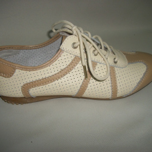 Pantofi bej cu design de dungi maro si model de perforatii mici - Img 2