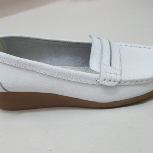 Pantofi cu toc mediu-jos, pe culoare alba, din piele naturala de calitate - Img 2