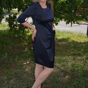 Rochie bleumarin, din saten, cambrata pe silueta - Img 4