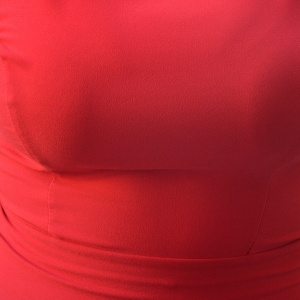 Rochie cambrata, de culoare rosie, cu design de colier din pietre - Img 4