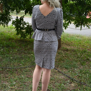 Rochie casual,alb-negru cu peplum, curea din lac, brosa aurie - Img 5