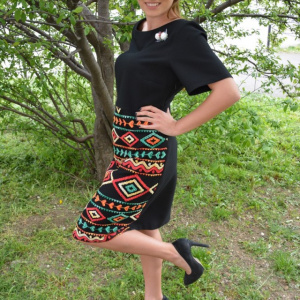 Rochie casual cu maneca scurta, neagra cu broderie multicolora - Img 4