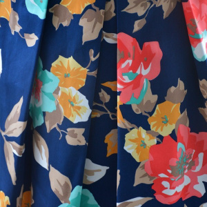 Rochie casual, pe bleumarin, cu pliuri in partea inferioara si imprimeu floral - Img 6