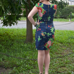 Rochie casual, rafinata, fond bleumarin, cu trandafiri rosu-verde-roz - Img 4