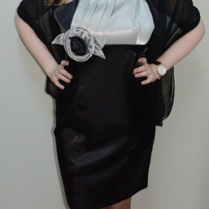 Rochie cu design interesant, nuanta de gri, esarfa fina - Img 2