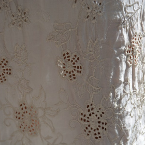 Rochie de culoare crem, model lung, cu broderie lucrata manual - Img 6