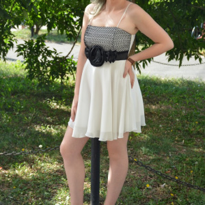 Rochie de gala, de culoare alba, din voal fin cu strat de saten - Img 4