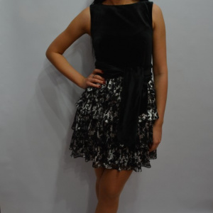 Rochie de gala din catifea neagra, volanase cu design argintiu - Img 4