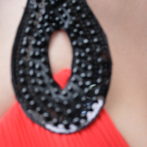 Rochie de gala moderna, in nuanta de rosu aprins, cu insertii negre - Img 2
