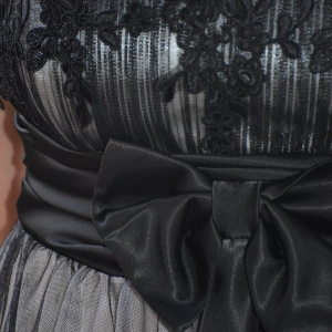 Rochie de gala scurta, deosebita, in nuanta alba cu tul negru - Img 5