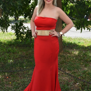 Rochie de gala tip sirena, de culoare rosie cu detaliu auriu - Img 4