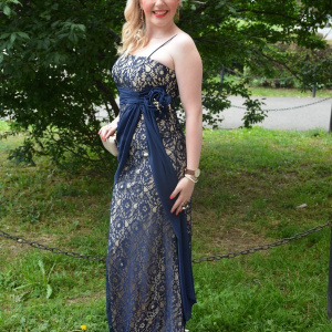 Rochie de seara chic, lunga, cu parti din dantela rafinata, pe bleumarin - Img 3