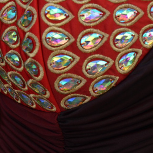 Rochie de seara lunga, rosie, cu insertii de strass-uri mari multicolore - Img 7