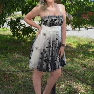 Rochie de seara scurta, alba, cu design deosebit de broderie neagra - Img 6