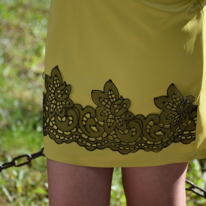 Rochie de seara scurta, pe verde deschis, frumos cambrata pe corp - Img 2