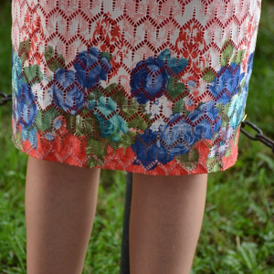 Rochie deosebita din material corai cu aspect de dantela cu flori - Img 5
