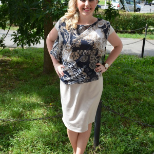 Rochie eleganta cu aspect de costum, bluza gri si fusta crem - Img 2