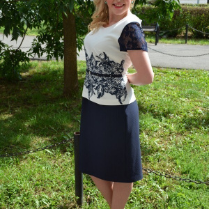 Rochie eleganta de culoare alba cu design dantelat bleumarin - Img 4