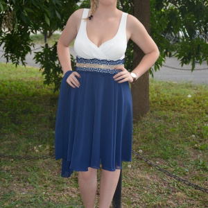 Rochie eleganta, de culoare bleumarin jos si alba in partea de sus - Img 2