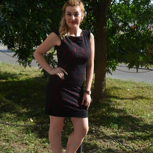 Rochie eleganta, de culoare rosu, cu insertie din dantela neagra - Img 4