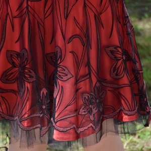 Rochie eleganta de seara, de culoare rosie cu broderie florala neagra - Img 4