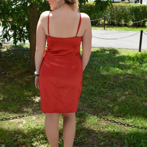 Rochie eleganta din saten, de culoare rosie, cu dantela neagra - Img 3