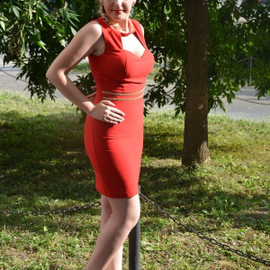 Rochie eleganta, rosie, cu decupaj la decolteu si detalii aurii - Img 3