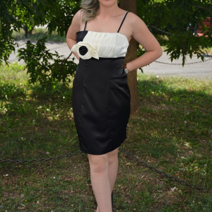 Rochie eleganta  scurta, sub bust un trandafir mare decorativ - Img 3